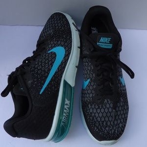 SIZE 8.5. NIKE AIR MAX Womens Knit Running Shoes.
